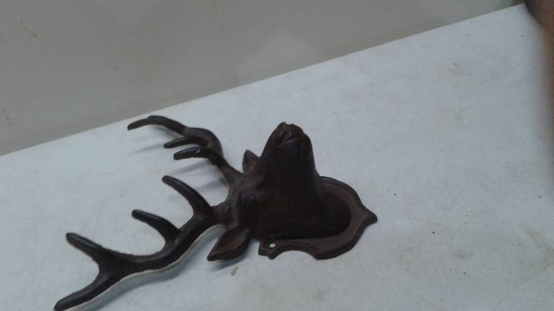 lot 33 image: Cast Iron Buck Deer Mounted Head Wall Door Decor