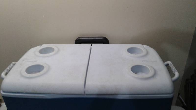 lot 74 image: Rubbermaid Rolling Cooler, One Lid Hinge Is Broke