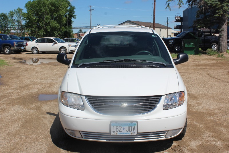 lot 2617 image: 2004 Chrysler Town & Country Touring