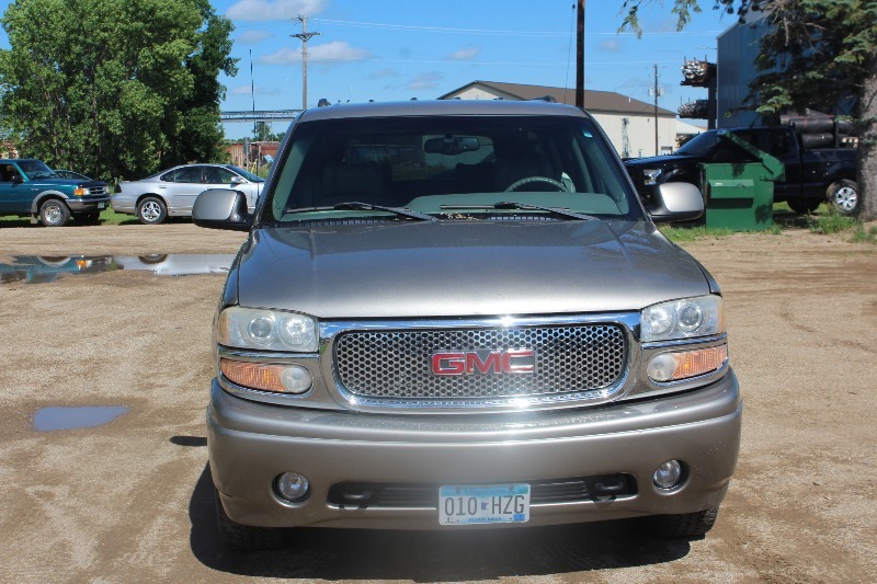 lot 2616 image: 2001 GMC Yukon XL 1500 Denali 4x4 6.0l V8