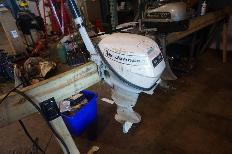 lot 3 image: Johnson Sea Horse Model M0110 9 12 hp Outboard Motor With Gas Tank