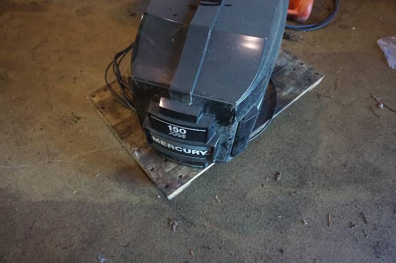 lot 5 image: 1989 Mercury 150XR4 Outboard Motor Lower Unit, Mid Section, Hood, & Controls