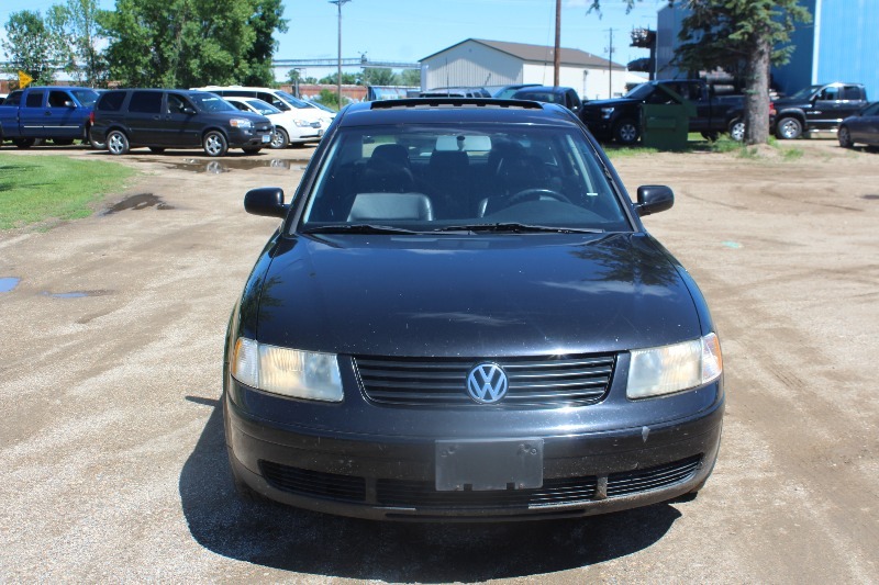lot 2628 image: 1999 Volkswagen Passat GLS - 5 Speed -