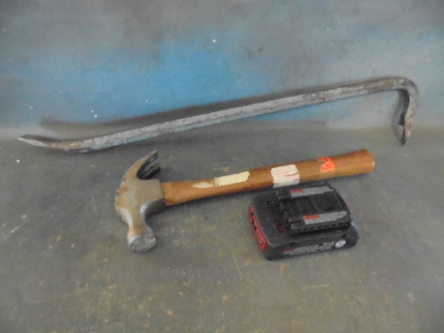 lot 29 image: Tools and Bosch Battery