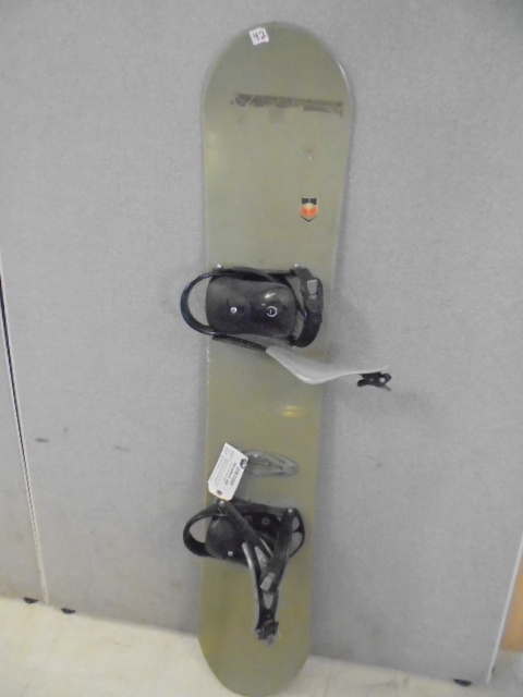 lot 42 image: Snowboard
