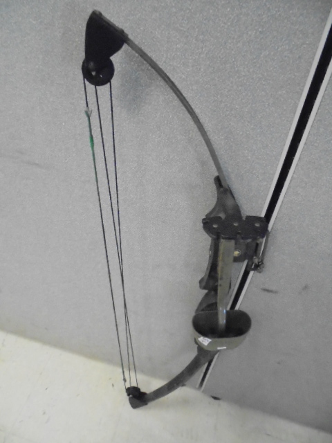 lot 43 image: Compound Bow