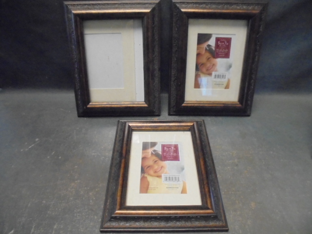lot 67 image: Matching Picture Frames