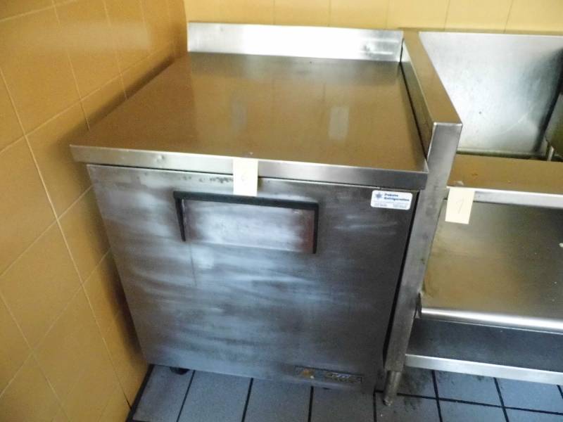 lot 6 image: Dakota Refridgerator
