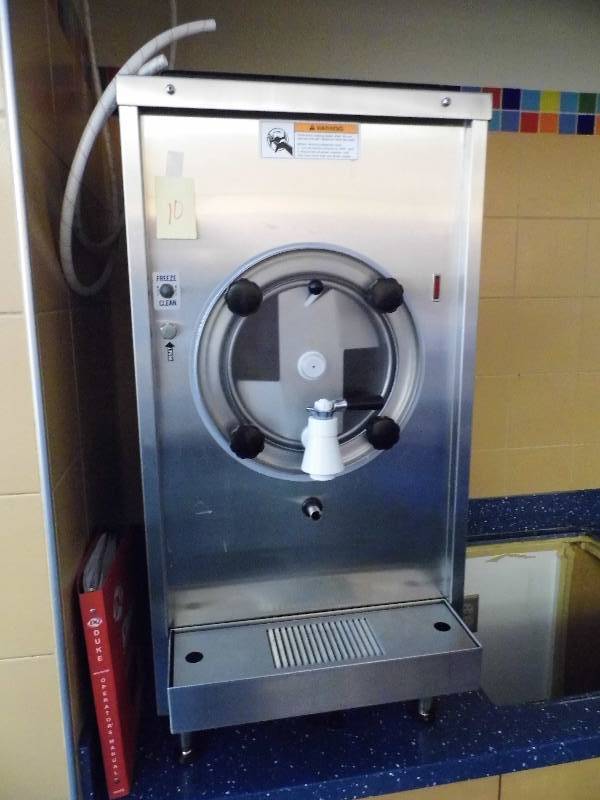 lot 10 image: Slush Maker