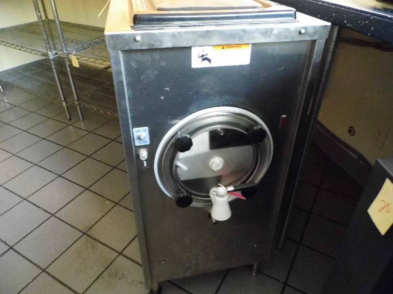 lot 19 image: Slush Maker
