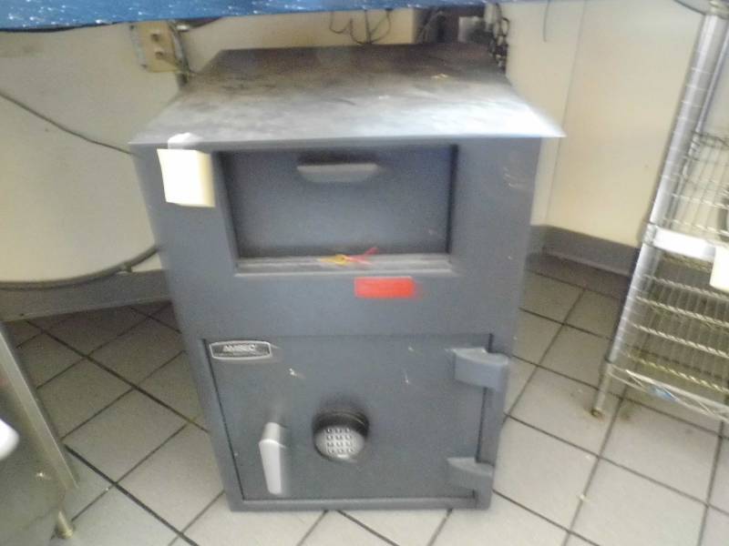 lot 20 image: Amsec Safe