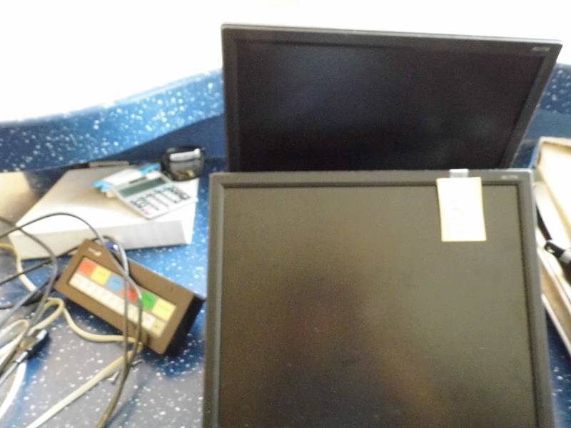 lot 31 image: 2 Monitors and 3 Bump Bars