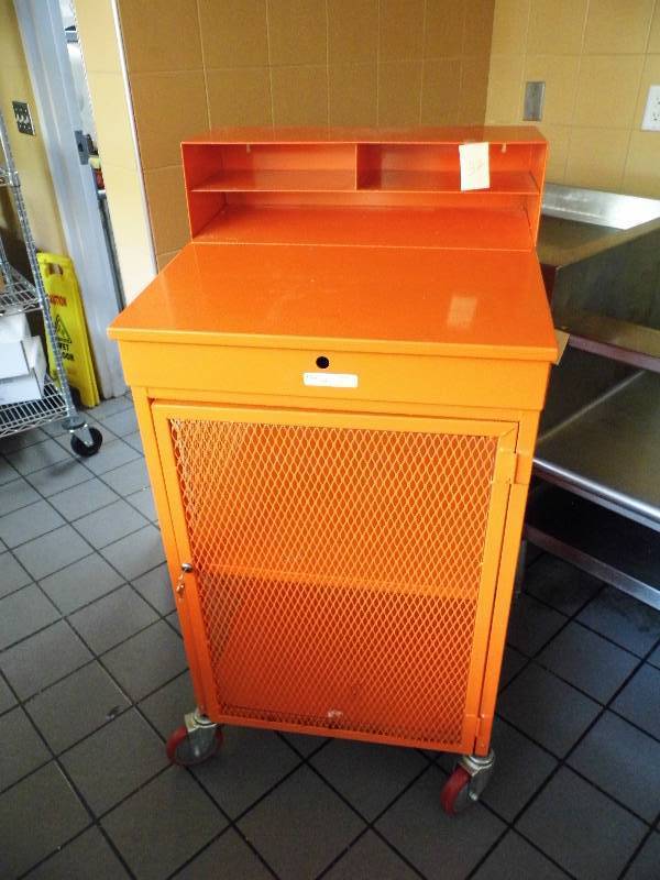lot 32 image: Shelf on Wheels