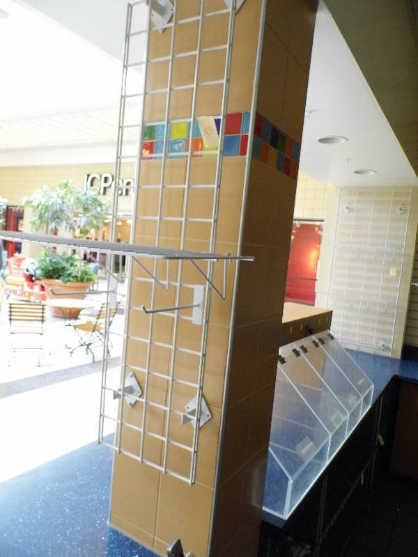 lot 33 image: Wire Shelf