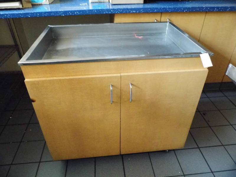 lot 41 image: Cabinet on Wheels