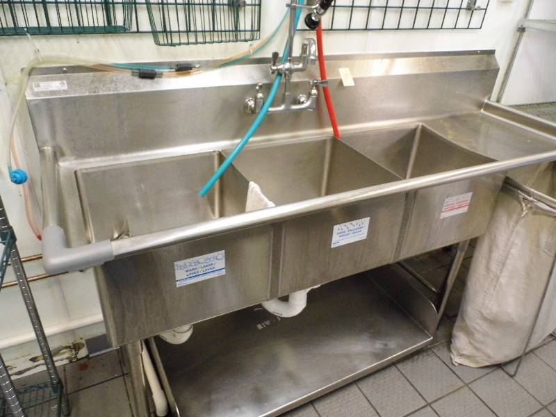 lot 83 image: 3 Compartment Sink