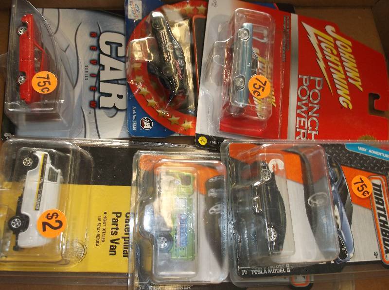 lot 28 image: Matchbox and Hotwheels cars