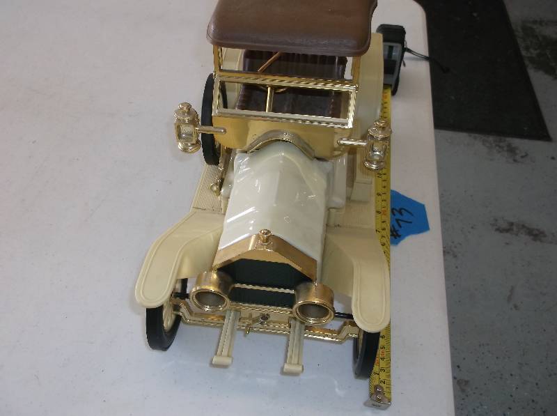 lot 73 image: Decanter car