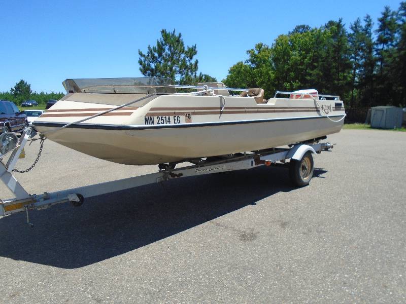 lot 3 image: 1980 Kayot Deck Boat