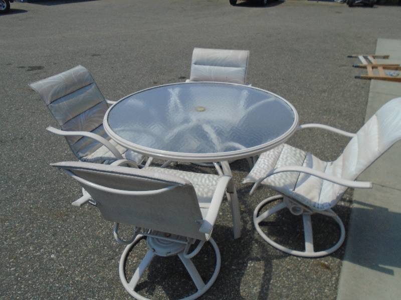 lot 8 image: Patio Table and Chairs