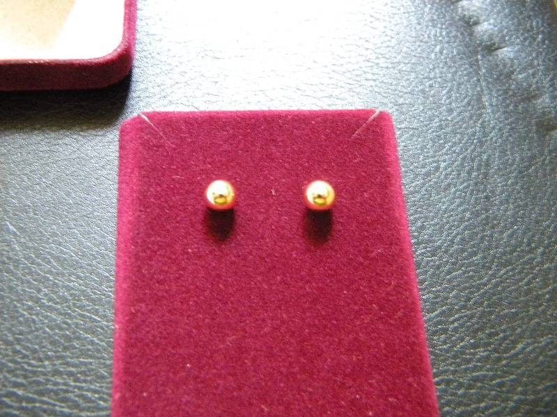 lot 1 image: 14K Gold Post Earrings