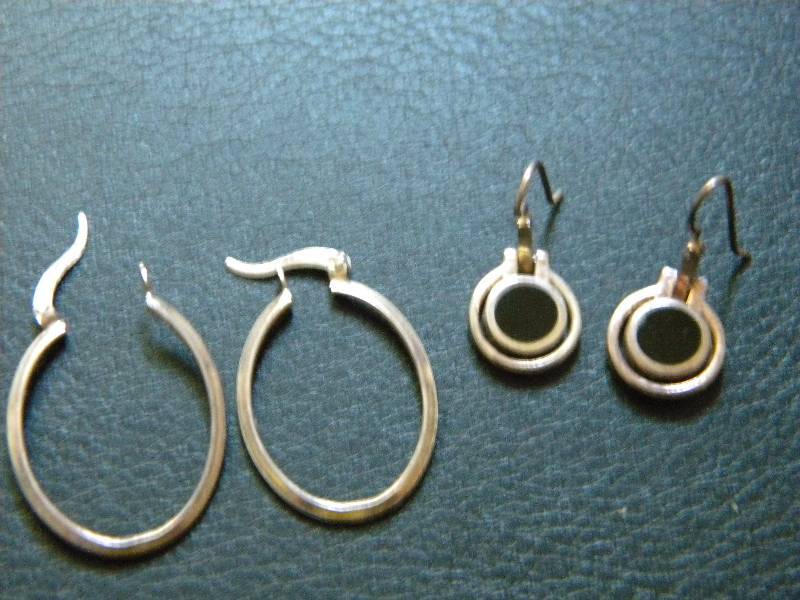 lot 22 image: 2 Pairs of Sterling Silver Earrings