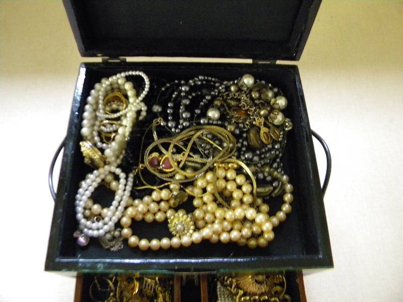 lot 32 image: Jewelry Box & Jewelry