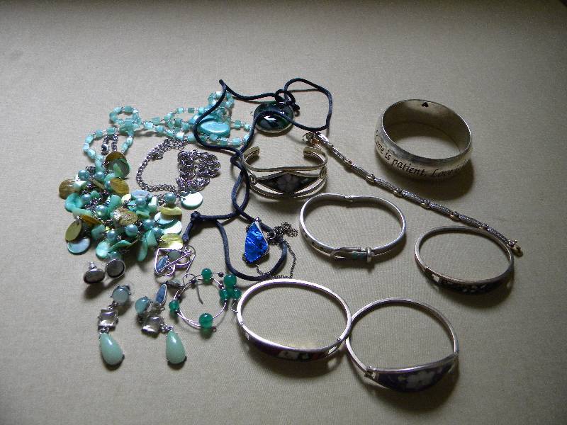 lot 33 image: Jewelry
