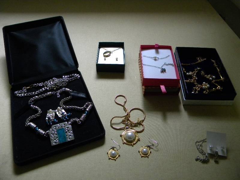 lot 34 image: Jewelry Sets