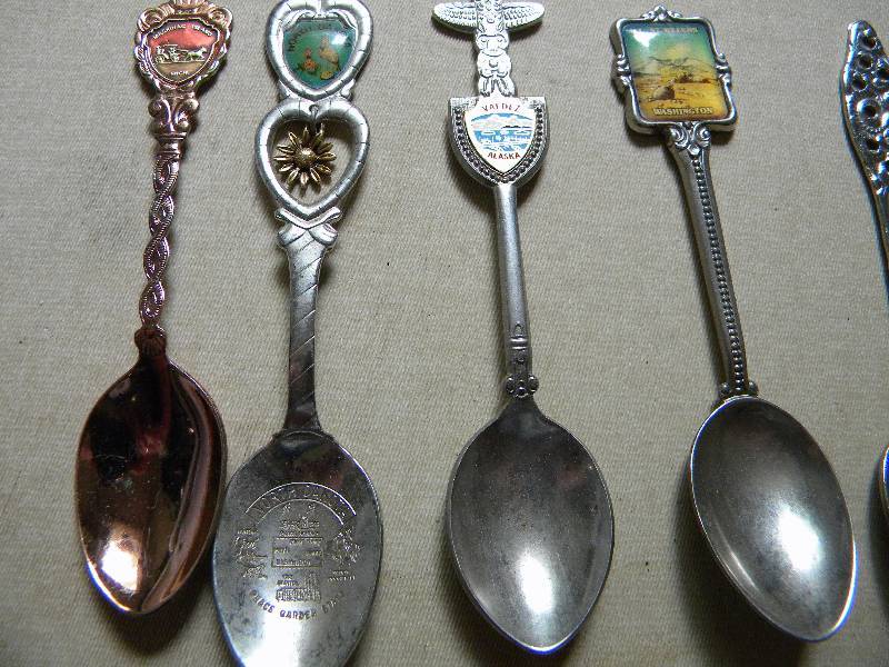 lot 39 image: 24 Souvenir Spoons