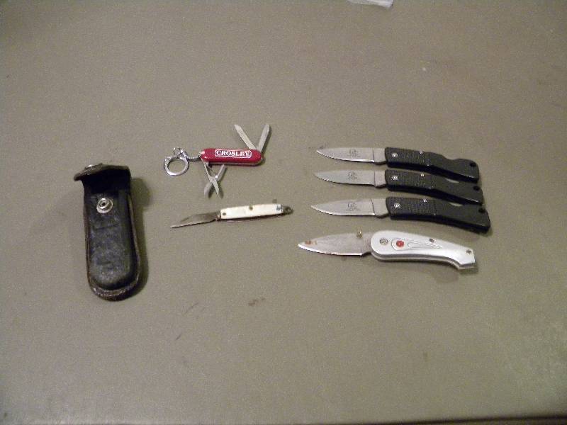 lot 45 image: Knives