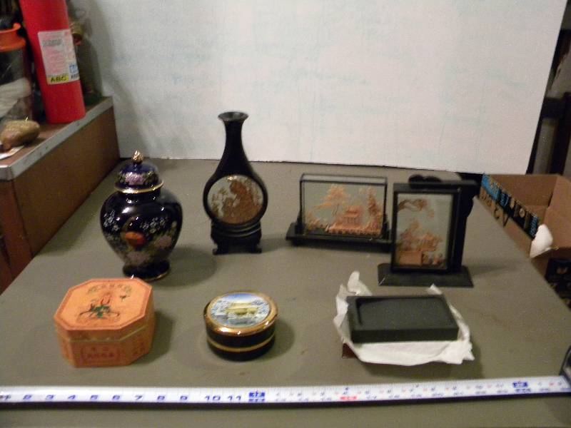 lot 51 image: Japanese Decor