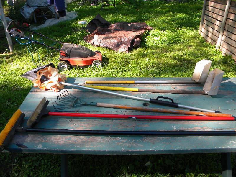 lot 73 image: Long Handled Tools