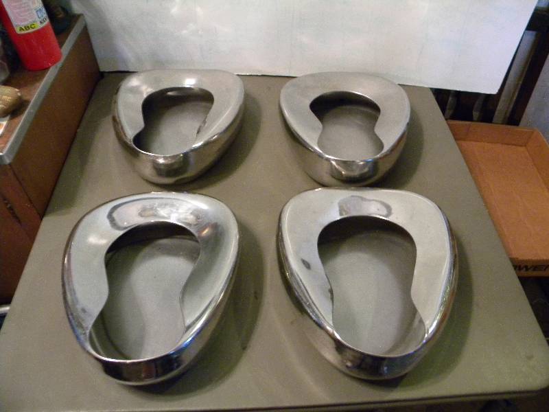 lot 74 image: 4 Stainless Steel Bedpans