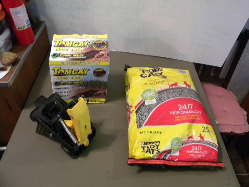 lot 93 image: 25# of Clay Litter & Mole Trap