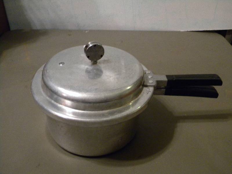 lot 117 image: Mirro-Matic Pressure Cooker