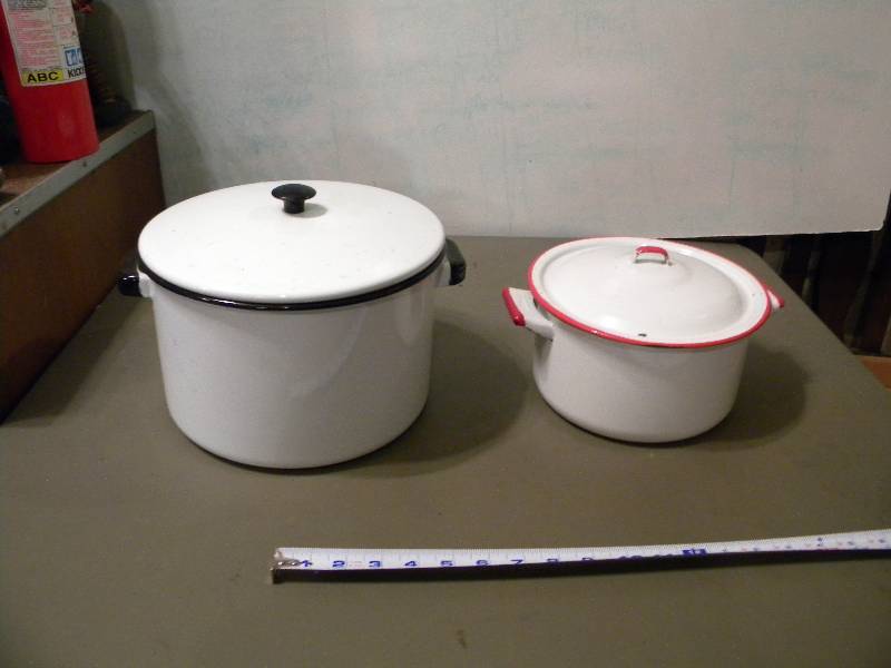 lot 118 image: Enamelware Pots