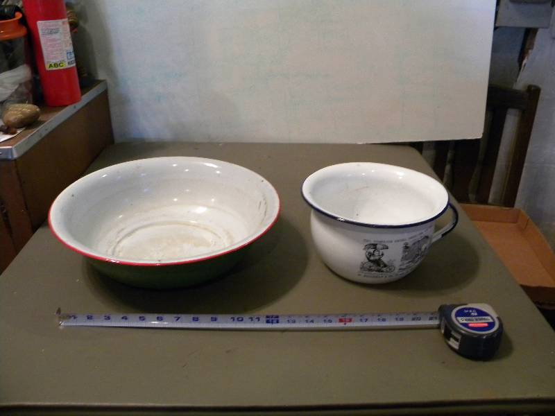 lot 122 image: Enamelware Bowls