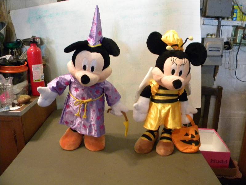 lot 126 image: Mickey & Minnie