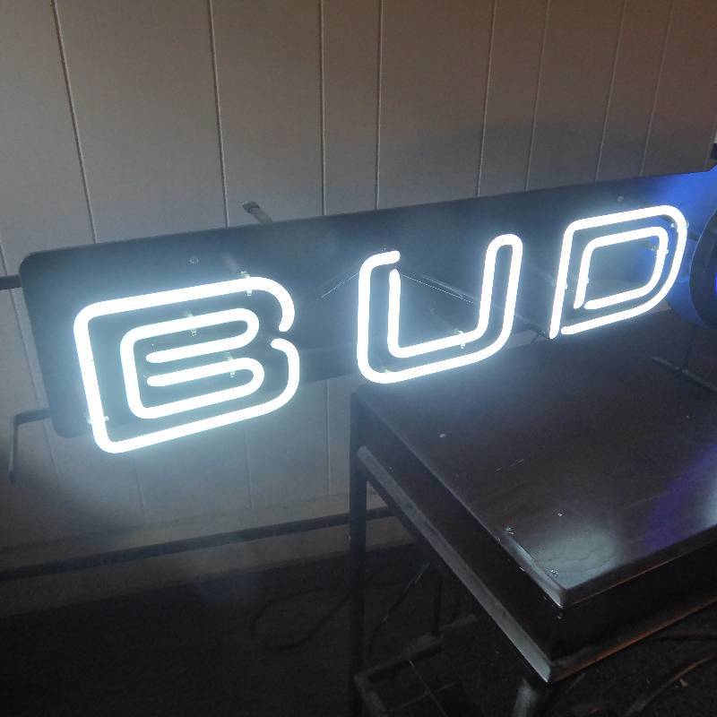 lot 4 image: Bud Light Neon Sign