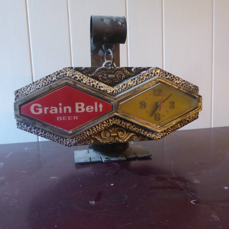 lot 8 image: Grain Belt Clock Light Up Sign