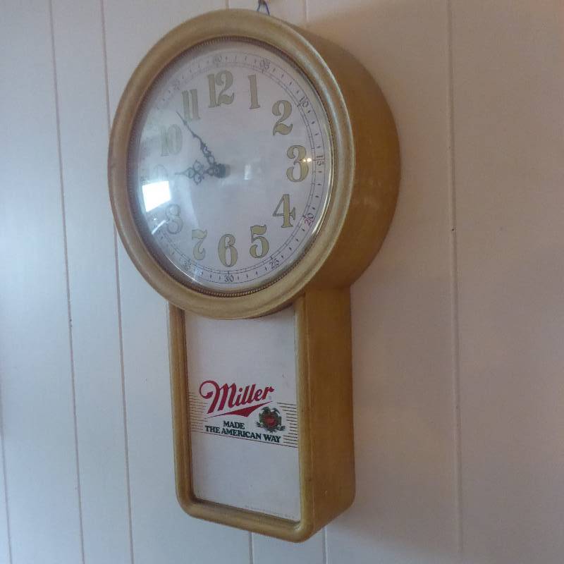 lot 27 image: Miller Made The American Way Beer Clock