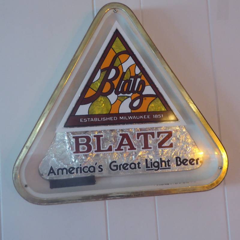 lot 28 image: Blatz Pool Triangle Design Sign