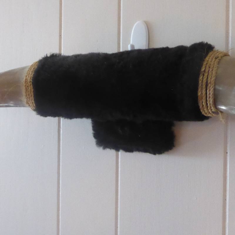 lot 59 image: Mounted Bull Horns