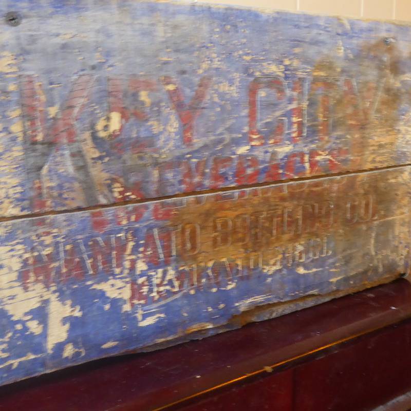 lot 62 image: Vintage Mankato Key City Beverages Box