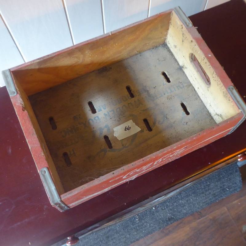 lot 66 image: Vintage Enjoy Coca Cola Beverage Box