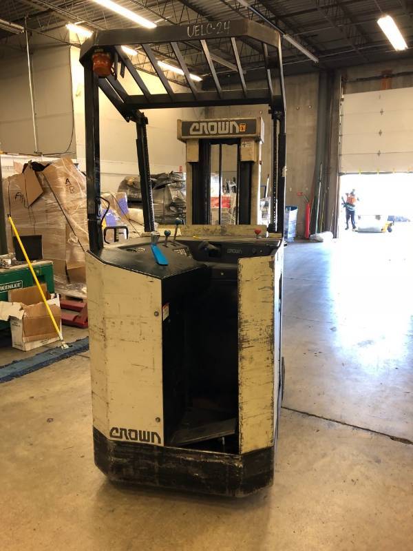Crown 30RCTT Stacker 3,000 LB Riding Forklift 36V Electric in non-working conditions