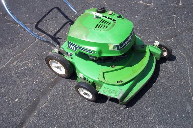 lot 11 image: Lawn Boy Mower 19 Tested and runs