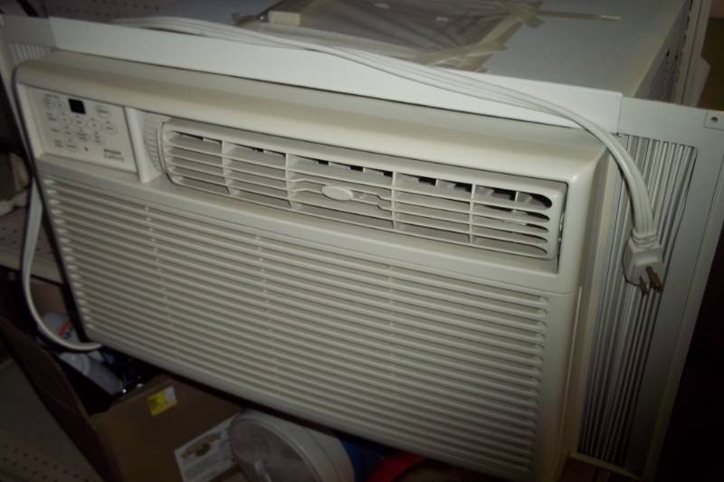 lot 12 image: 10,000 BTU Air Conditioner with Remote Control