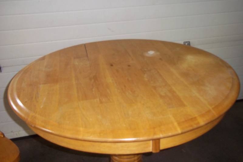 lot 24 image: 36 Round Bar Height Table with One Stool